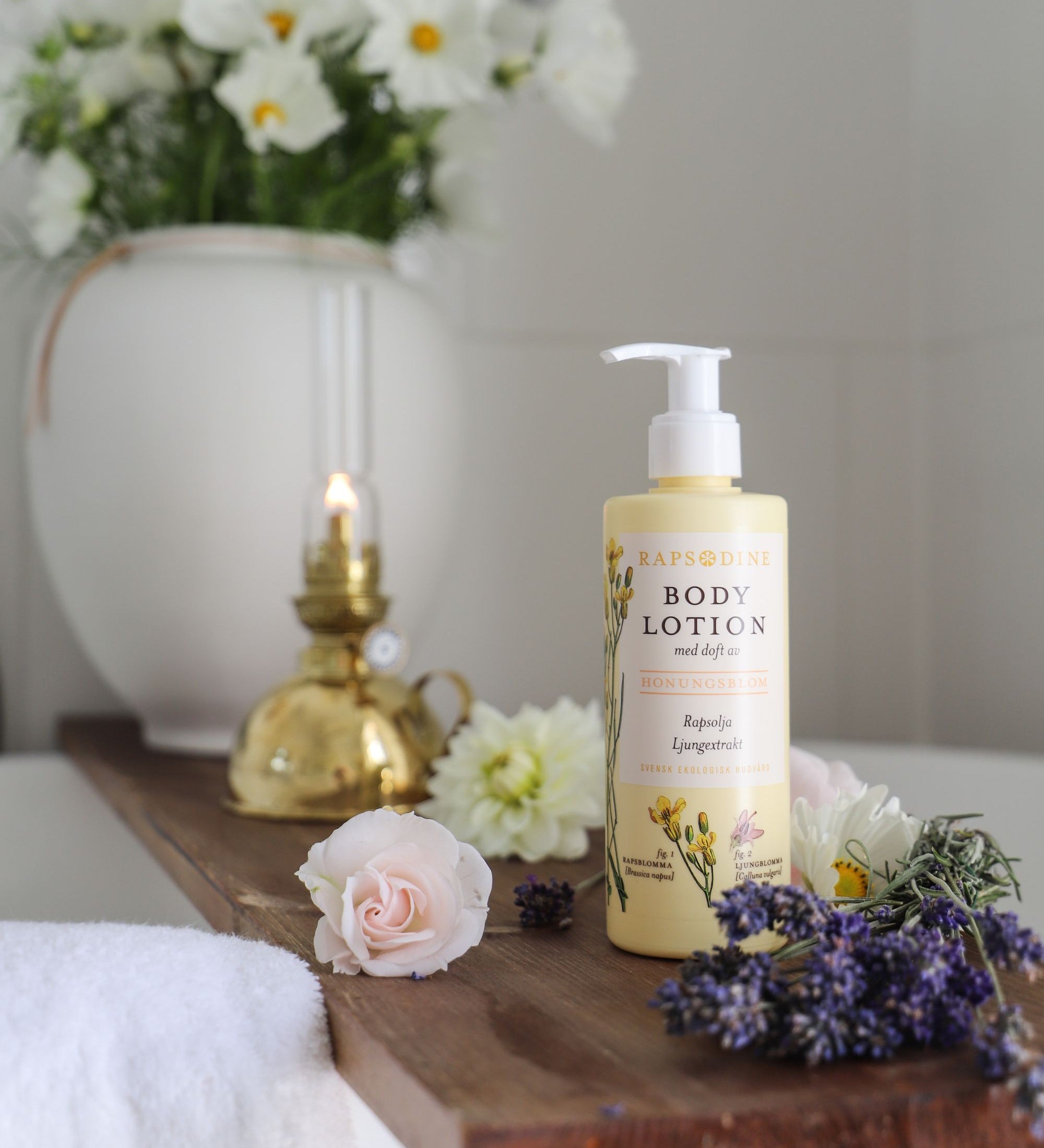 Ekologisk body lotion med doft av honungsblom från Rapsodine med rapsolja och ljungextrakt, naturlig hudvård i badrumsmiljö