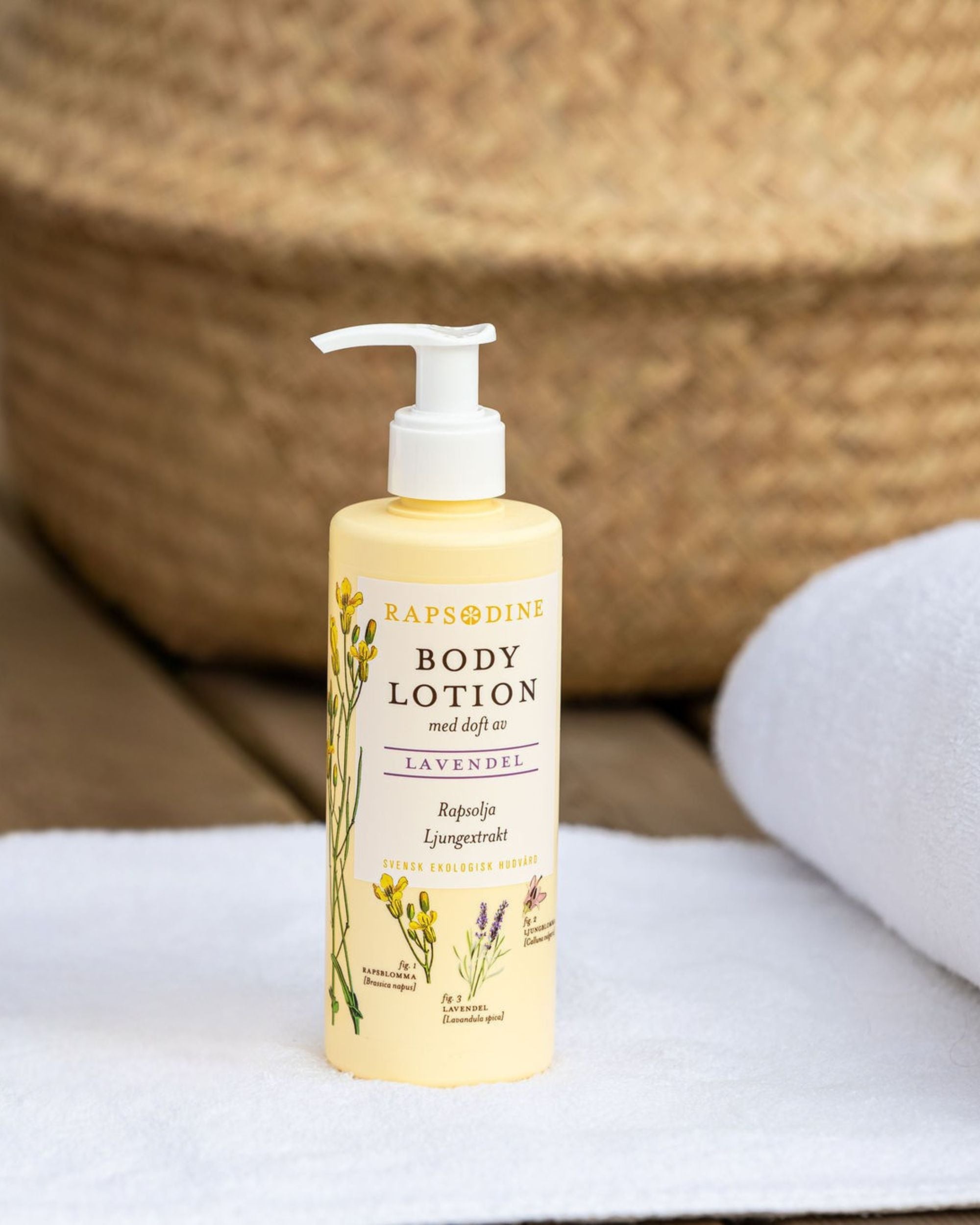 Rapsodines body lotion med doft av lavendel i lugn spamiljö med naturlig känsla