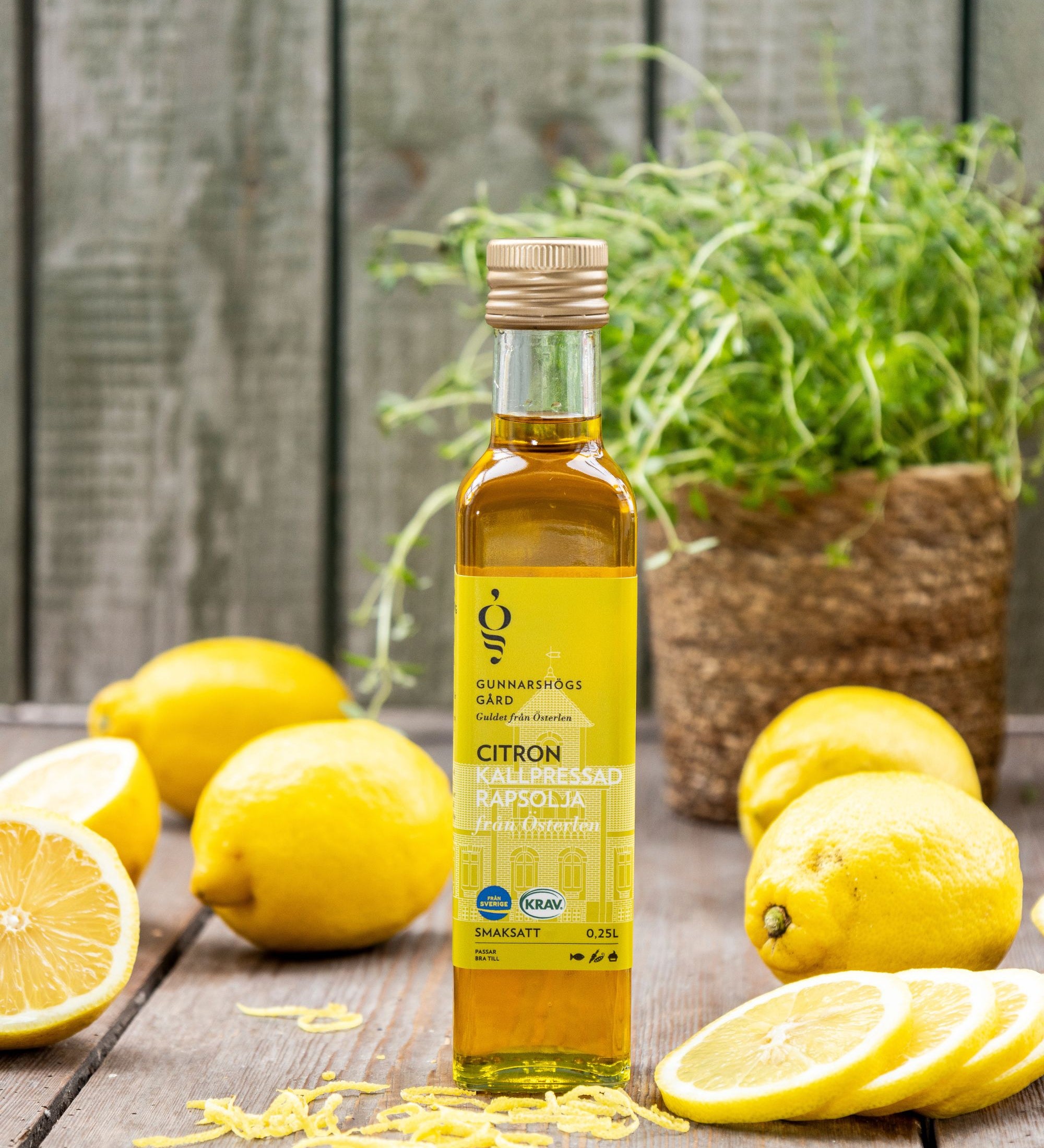 Gunnarshögs kallpressade citronrapsolja tillsammans med färska citroner i naturlig köksmiljö