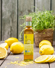 Gunnarshögs kallpressade citronrapsolja tillsammans med färska citroner i naturlig köksmiljö