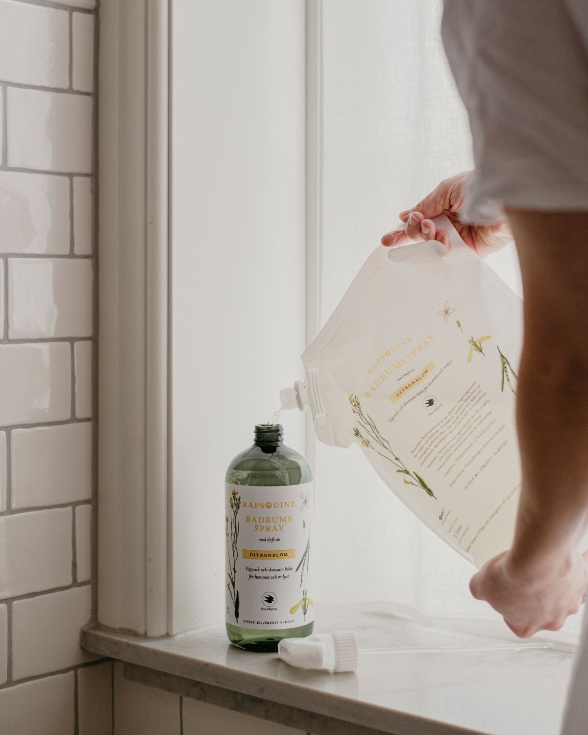 Ekologisk badrumsspray refill från Rapsodine som fylls på i flaska, naturlig och miljövänlig rengöring för badrum