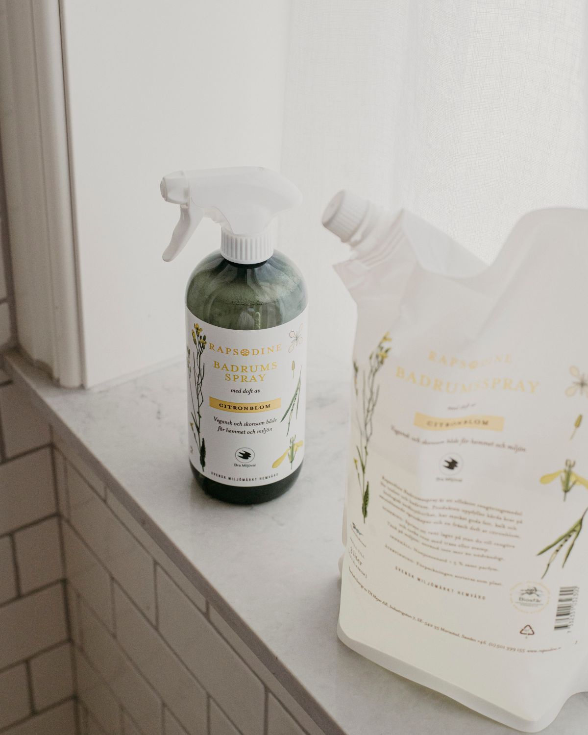 Ekologisk badrumsspray och refill från Rapsodine i badrumsmiljö, naturlig och miljövänlig rengöring