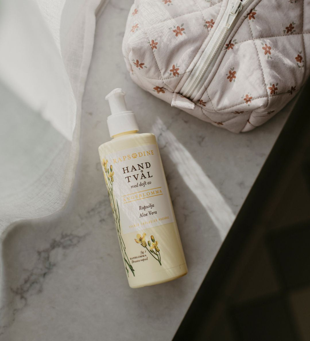 Ekologisk handtvål med doft av ängsblomma från Rapsodine med rapsolja och aloe vera, naturlig hudvård i hemmiljö