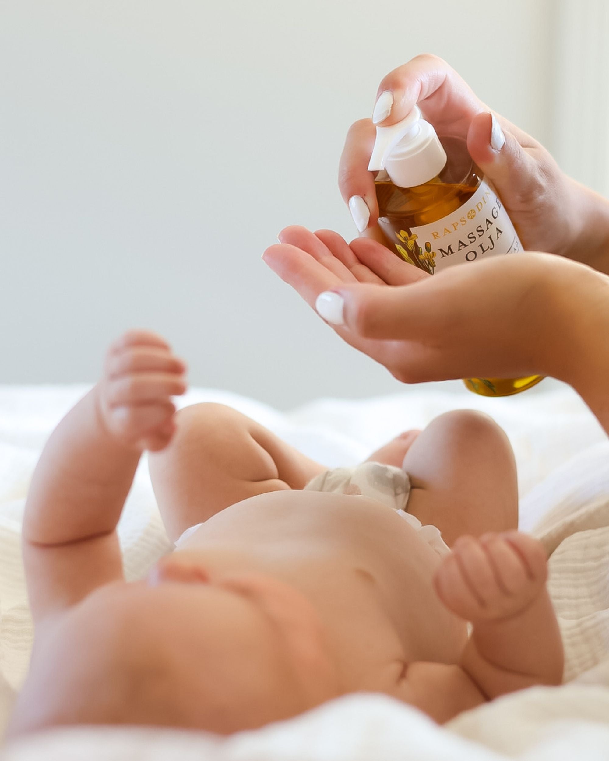 Ekologisk massageolja från Rapsodine med rapsolja, mild och naturlig hudvård för baby och känslig hud