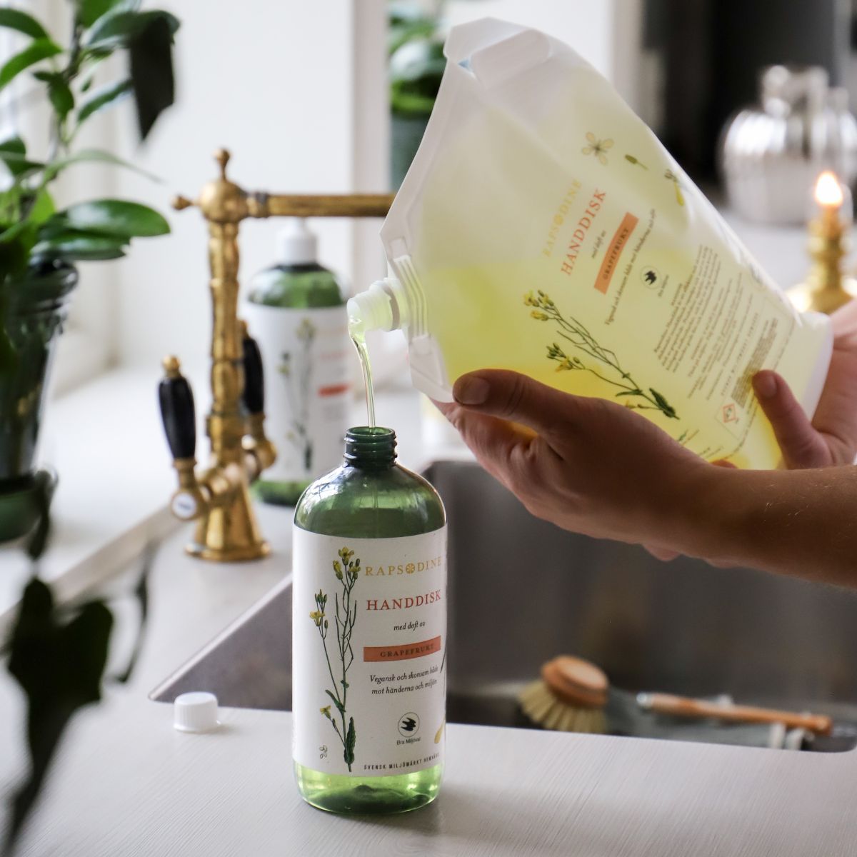 Rapsodine handdiskmedel Grapefrukt fylls på från refill i kök med diskho